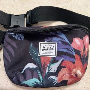 Herschel fourteen 14 fanny hip pack floral tropical black EUC barely used